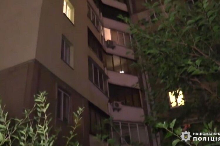 Чоловік виштовхав з балкону жінку на очах у перехожої: потерпіла розбилася на смерть (Відео)