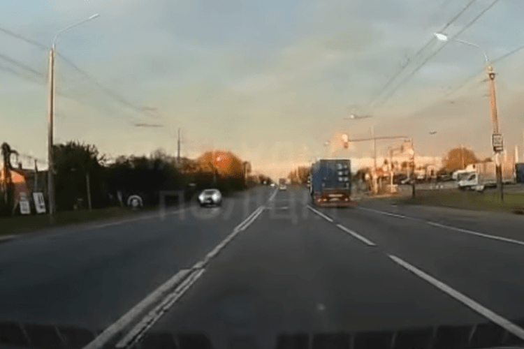 Проігнорував червоний сигнал: у Луцьку спинили водія-порушника (Відео)