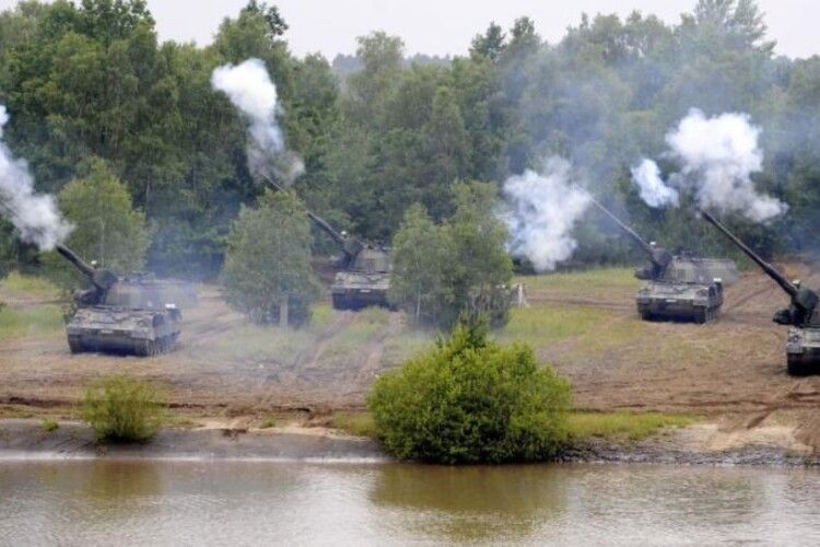 Німеччина почала вчити українських військових роботі з гаубицями PzH 2000 