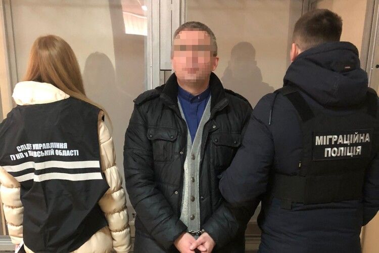 Львів'янин роками розбещував доньку та фотографував її оголеною