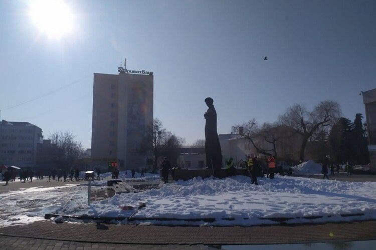 Лесю Українку в Луцьку до ювілею рятують від снігу (Фото)