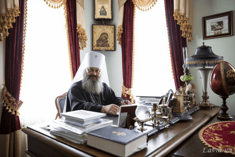 Намісник Лаври Павло відмовляється зрікатись Кирила, який виправдав убивства українців 