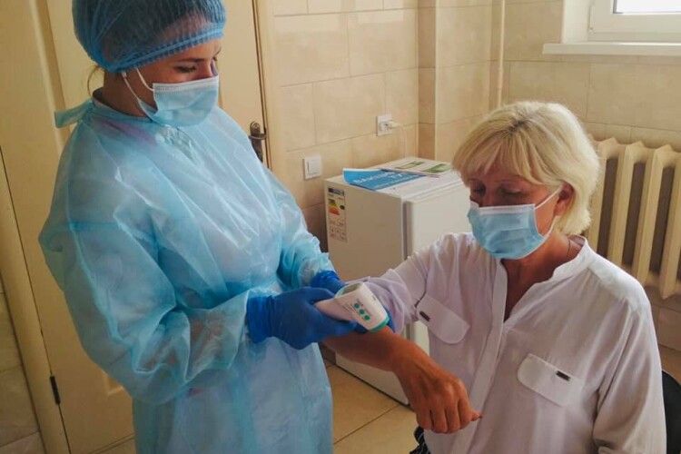 Щодня і без вихідних: у Луцьку можна вакцинуватися від коронавірусу у 4 пунктах щеплень