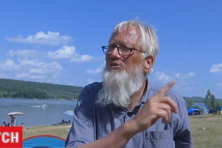 Турист із Німеччини  не зміг дивитись  на засмічену Україну  і взявся прибирати (Відео)