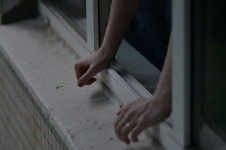 У Запоріжжі жінка викинула з вікна восьмирічну доньку та стрибнула слідом