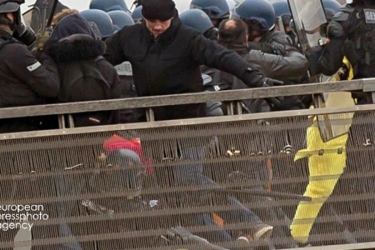 Макрон вирішив показати «жовтим жилетам» «кузькину мать»