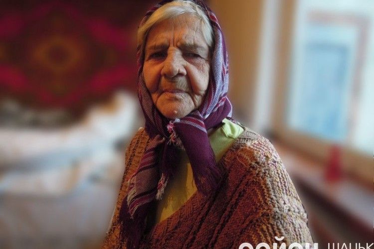 Жителька Шацька у 90 років білить хату і гаптує без окулярів