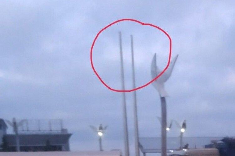 Українські партизани у Маріуполі зняли прапор рф на площі Свободи