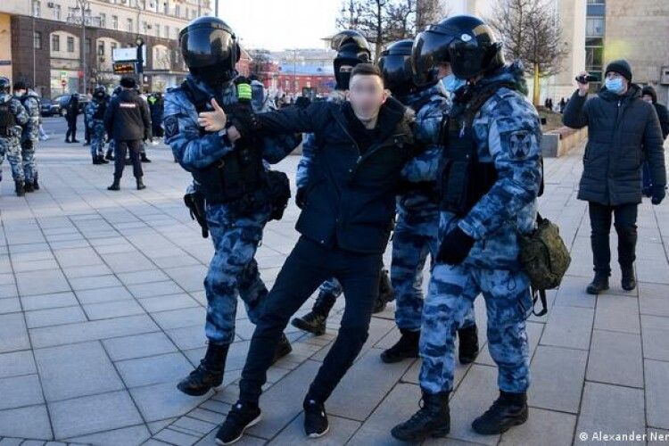 У Росії проходять акції проти війни в Україні: понад чотири тисячі людей затримали