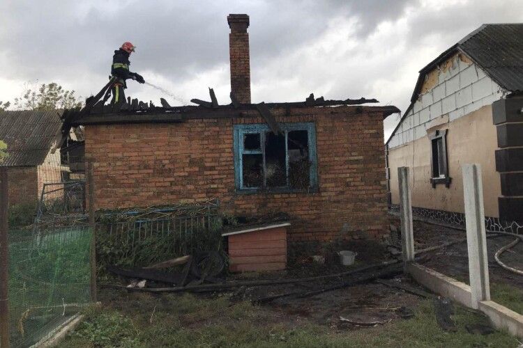  На Рівненщині вогнеборці під час пожежі врятували житловий будинок