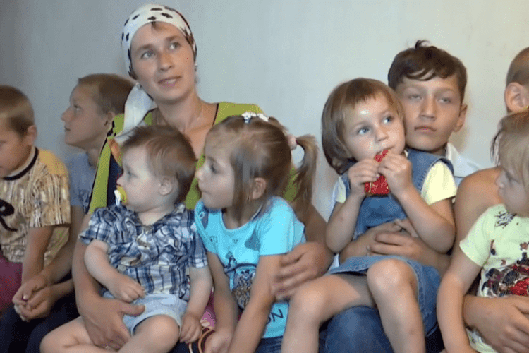 Рекордні хрестини: на Житомирщині мати вирішила одночасно похрестити одразу вісьмох дітей 