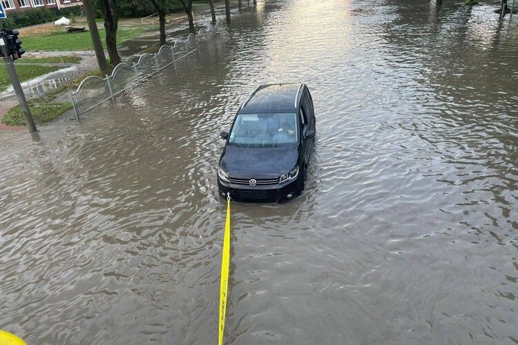 В обласному центрі Волині автомобіль перетворився у катер