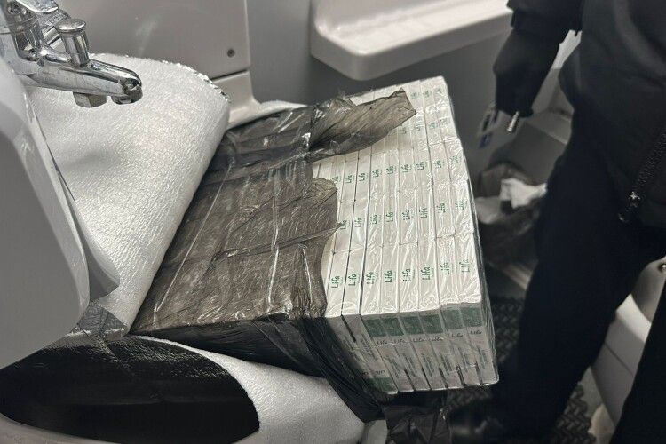 Волинські прикордонники знайшли у санвузлі потяга сховок з сигаретами (Фото, відео)