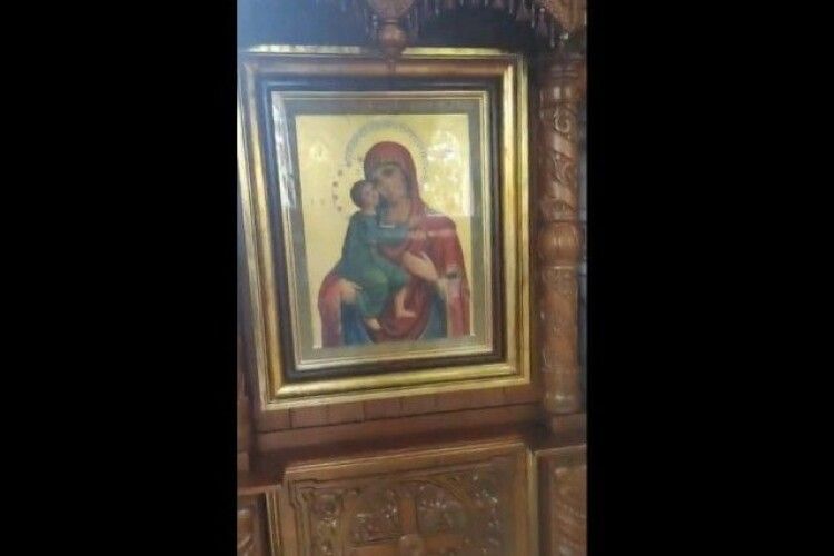 На Волині дружина священника УПЦ МП прийшла в церкву, щоб забрати ікону (Відео) 