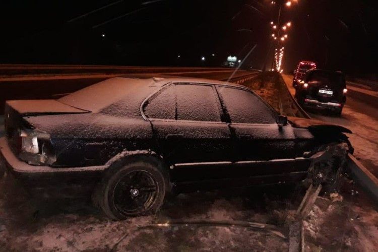 У Рівненському районі рятувальники «розлучили» BMW та дорожній відбійник