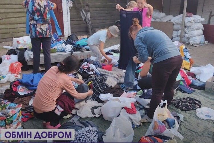 Збирають одяг, їжу, посуд: як продавчиня луцького ринку допомагає нужденним (Відео)