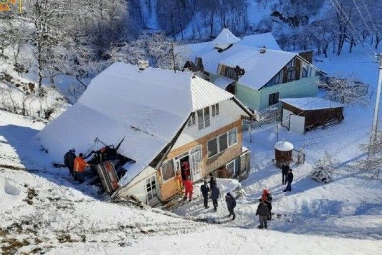 Автомобіль влетів... у дах будинку