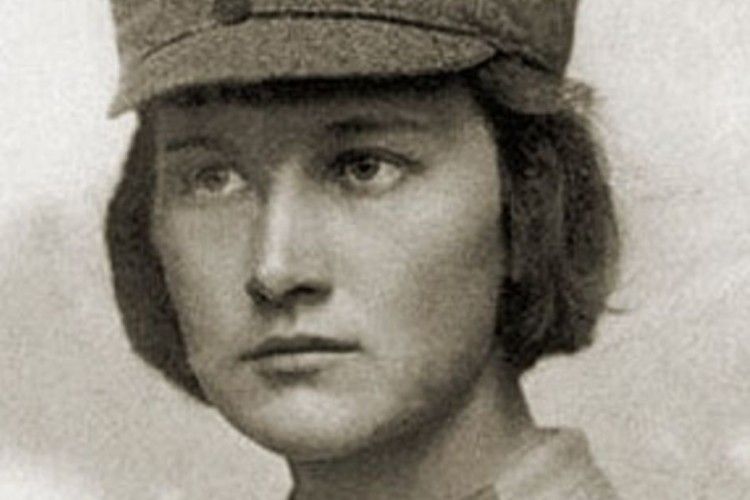 Перша у світі жінка, офіційно зарахована  на військову службу у званні офіцера, була українкою