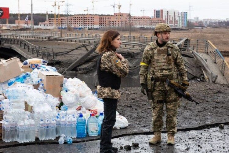 Марина Порошенко біля Романівського мосту розповіла, як два роки тому евакуювали під обстрілами людей