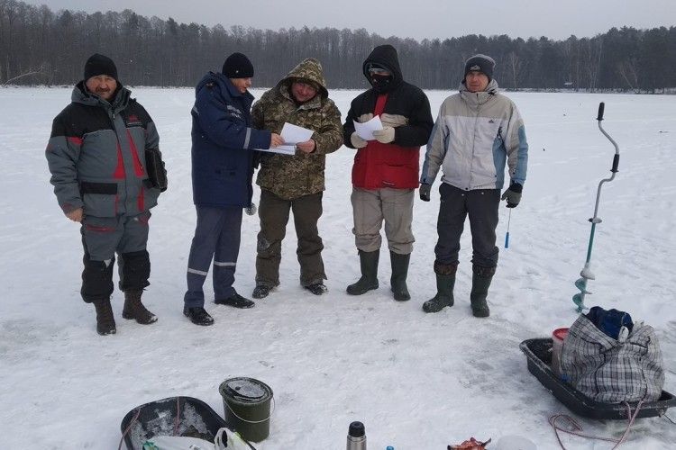 Маневицькі рятувальники попередили «пінгвінів» на озерах Засвинське, Охнич, Тросне та Винне (фото)