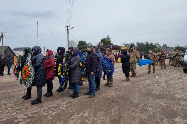 У селі на Рівненщині попрощалися з Героєм, який загинув під Бахмутом (Фото)