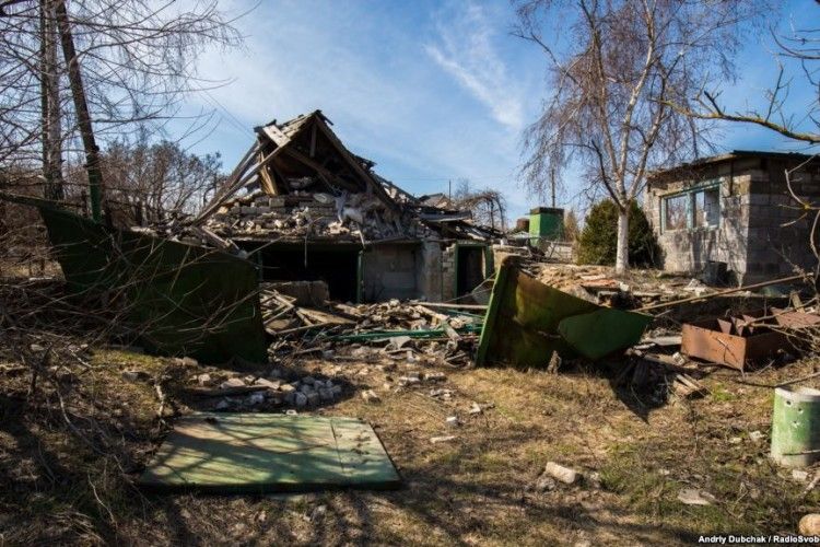 Як виглядає одна з найгарячіших точок фронту на Донбасі: фоторепортаж