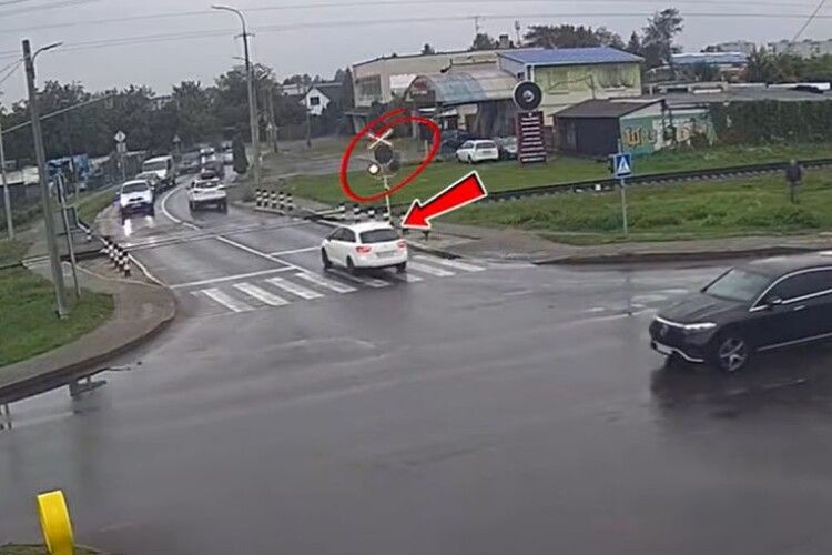 У Луцьку одразу троє водіїв проскочили на «червоний» через залізничний переїзд (Відео)