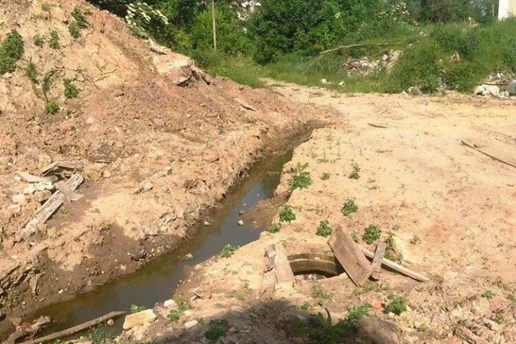 У «Луцькводоканалі» стверджують, що в місті смердить через фекалії на будмайданчику в Привокзальному районі