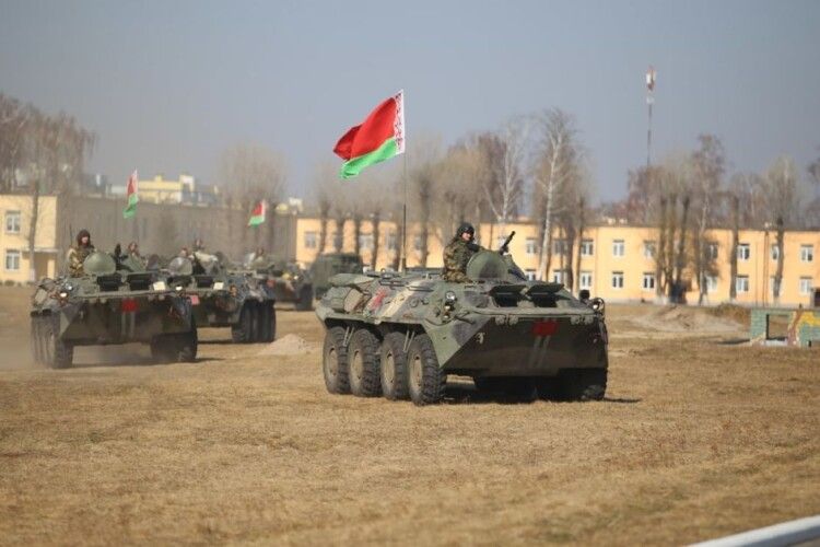 «Живи заради Білорусі, а не помирай заради Росії»: у Білорусі масовий флешмоб (Фото)