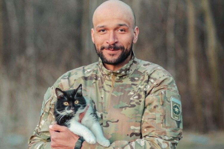 «Заходять у бліндаж колумбієць, італієць, українець…»