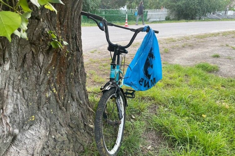 На Рівненщині дев’ятирічний хлопчик на велосипеді потрапив в аварію (Фото)