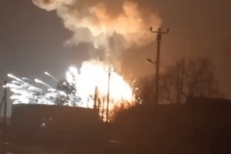 У селі Тьоткіно Курської області РФ вибухнув склад боєприпасів (Відео)