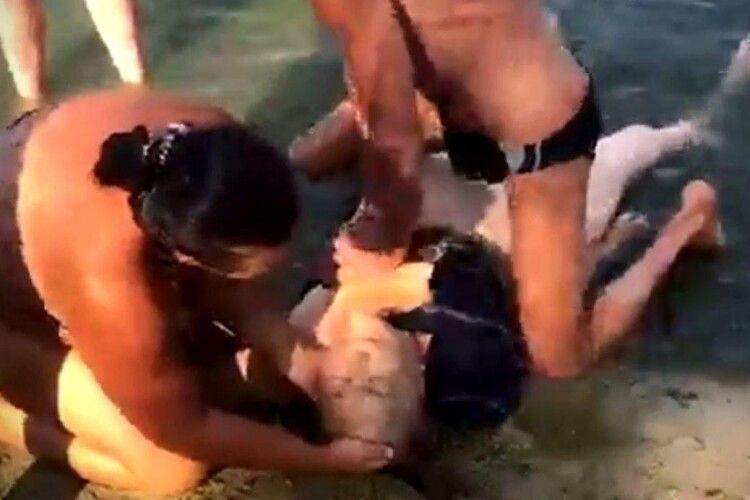 У жінки стався інсульт під час купання: момент її порятунку потрапив на камеру (Відео 18+)