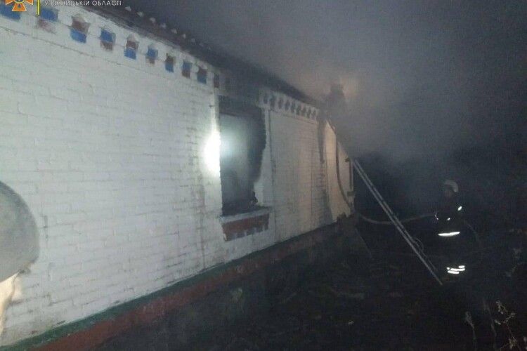 Моторошна пожежа у житловому будинку: постраждалій родині допомагають усім селом (Фото, відео)