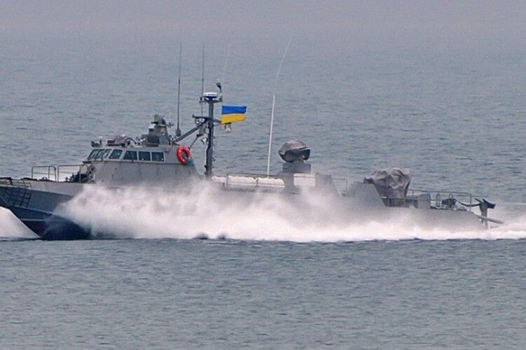 Однією рукою влада тероризує завод, а іншою робить... селфі на фоні виготовлених ним кораблів