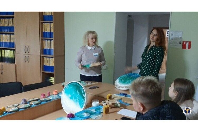 Жінка, що переїхала на Волинь із Маріуполя, розповіла, як заробляє гроші