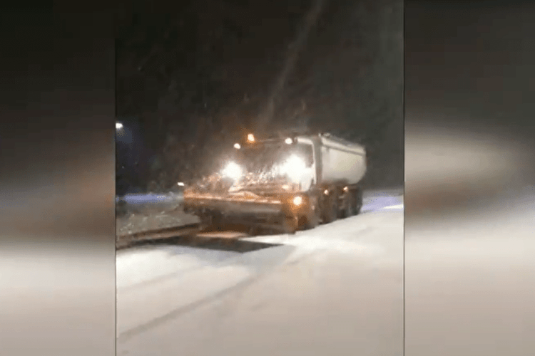 На волинських дорогах вночі працювало 18 машин снігоприбиральної техніки (Відео)