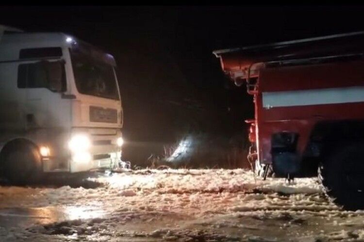 На Волині у снігову пастку потрапила вантажівка