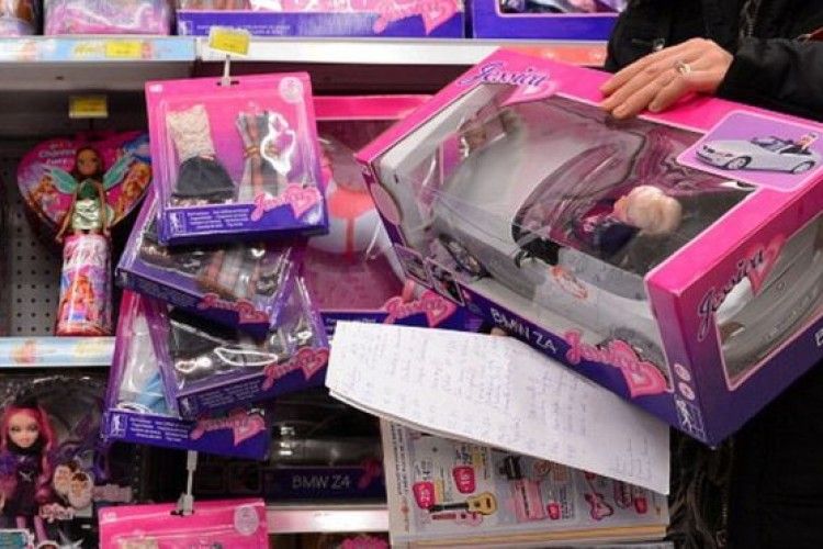 Пенсіонерку з Парижа заарештували через крадіжку іграшок