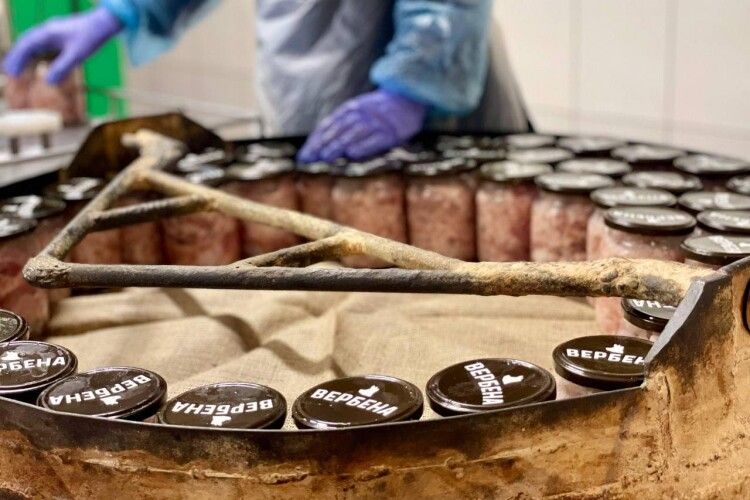 Консерви, які смакують бійцям на передовій: мер Нововолинська відвідав ТОВ «Вербена» (Фото)