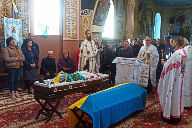 На Волині попрощися з воїном, який боровся за Україну зі зброєю з 2015-го