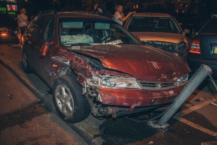 П'яний водій розбив сім машин і заснув в автомобілі поліції