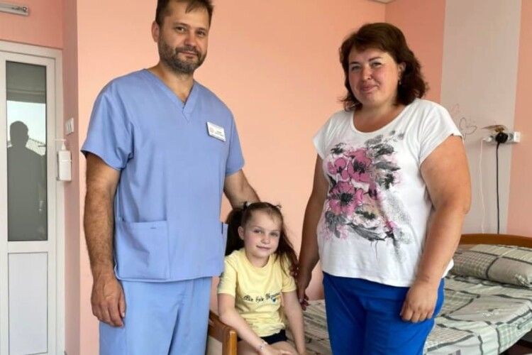 Українські лікарі сформували дівчинці, яка 4 роки не могла самостійно їсти і пити, новий стравохід