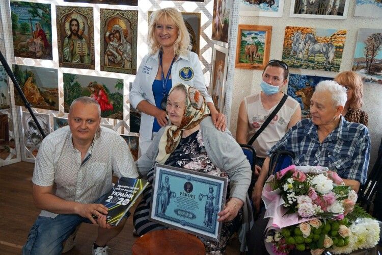 6 мільйонів хрестиків: майстриня встановила рекорд України, вийшовши на пенсію