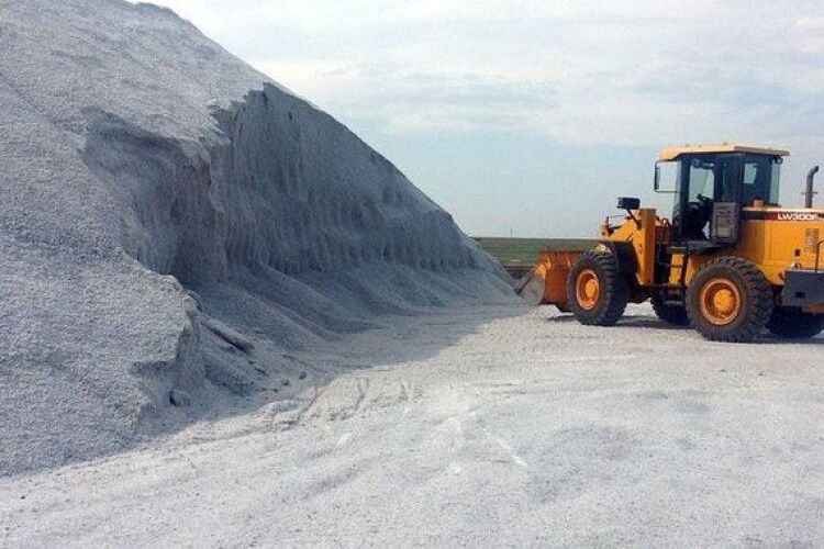 Луцькі комунальники підписали договір на постачання 800 тонн технічної солі