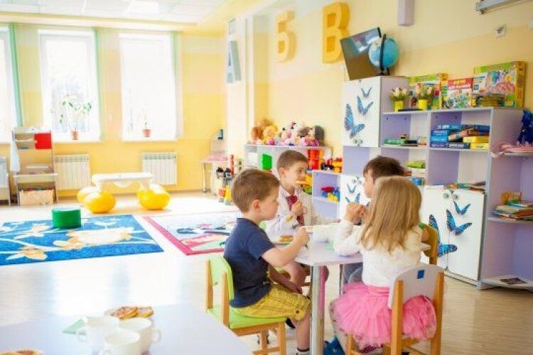 Дворічний хлопчик повернувся з дитсадка з розрізаним язиком, матір звинувачує вихователів (Фото 18+)