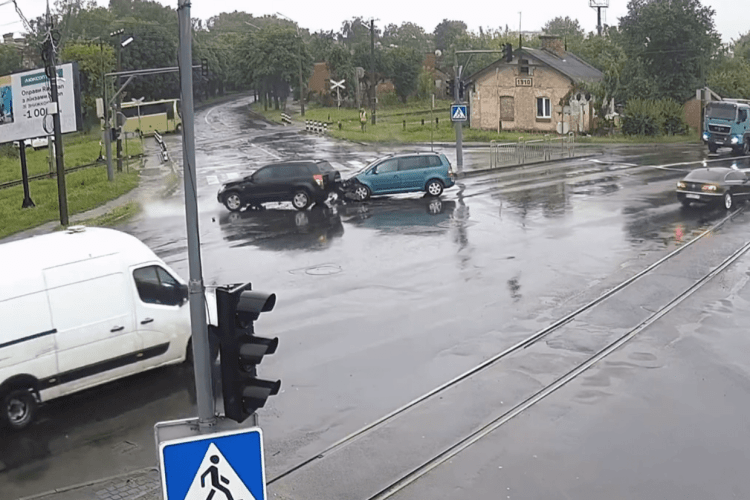 У Луцьку камери зафіксували момент ДТП за участі двох автівок (Відео)
