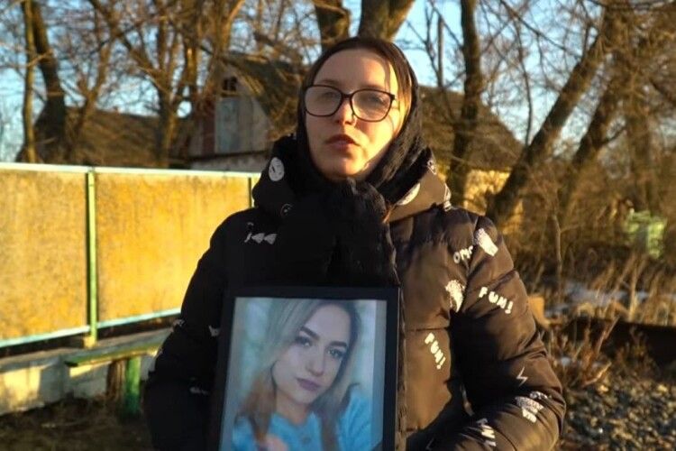 Мертва й оголена лежала на дорозі: у вбивстві 21-річної дівчини підозрюють батька двох дітей (Відео)