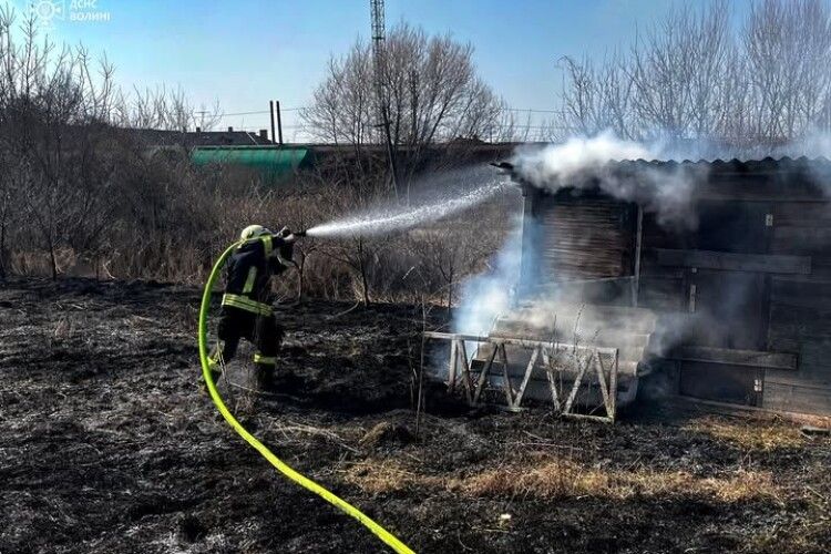 На Волині через гру з сірниками горіла господарська споруда