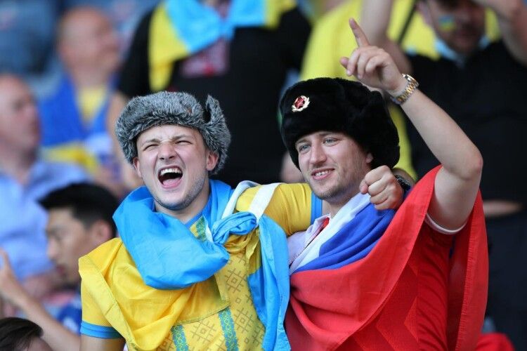 «Кого боятися?»: росіянина, який з’явився на трибуні з українцями у Глазго, запитували про війну (Відео)